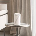 Witte Deco BE65 router met grijze lijnen, staand op een marmeren bijzettafel naast gordijnen.