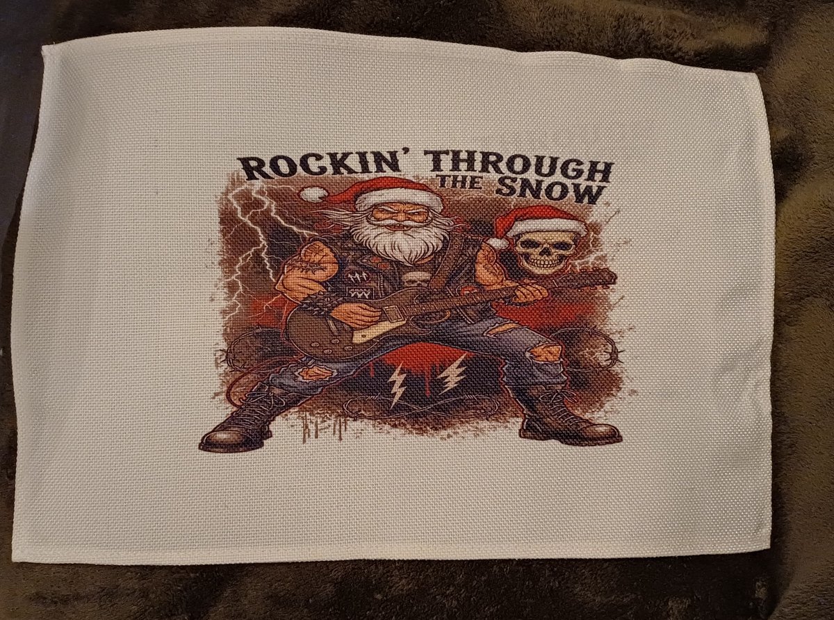 Stoere Kerst Placemat – Rock Santa – "ROCKIN' THROUGH THE SNOW" – Cadeau Rockliefhebber