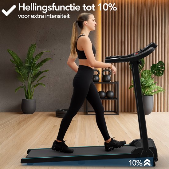 Vrouw loopt op loopband met hellingsfunctie tot 10% in een stijlvolle ruimte.