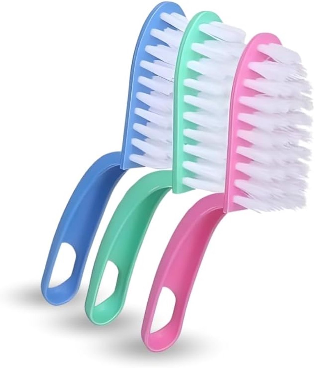 Drie reinigingsborstels met ergonomische handgrepen – perfect voor het schoonmaken.