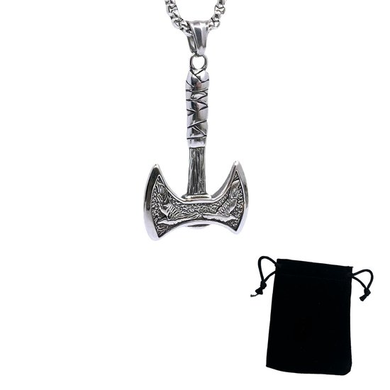 Pendentif hache viking argenté avec motif détaillé, à côté d'une pochette noire.