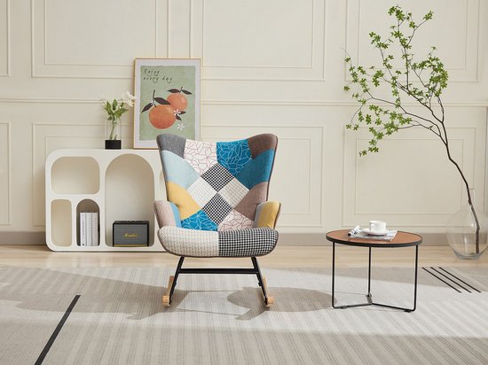 Fauteuil met patchwork design in diverse kleuren, in een woonkamer met modern meubilair.