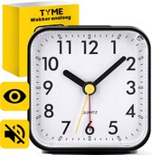 Tyme Wekker Analoog - Zonder Tikgeluid - Duidelijk leesbaar - Met Alarm - Reiswekker Incl. Verlichting - Analoge Senioren Wekker - voor Slaapkamer - Vierkant - Zwart