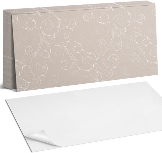 Stapel beige zelfklevende wandtegels met een wit spiraalpatroon. Eén tegel ligt ernaast, met de achterkant zichtbaar.
