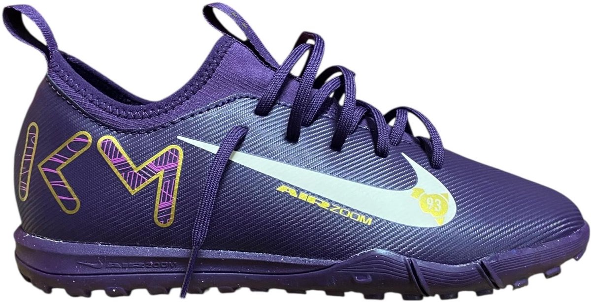 Paar paarse JR ZOOM VAPOR 16 ACADEMY KM TF voetbalschoenen, maat 38.5, met opvallende details en veters.