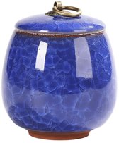 Donkerblauwe keramische urn met gouden ringdetail op een witte achtergrond.
