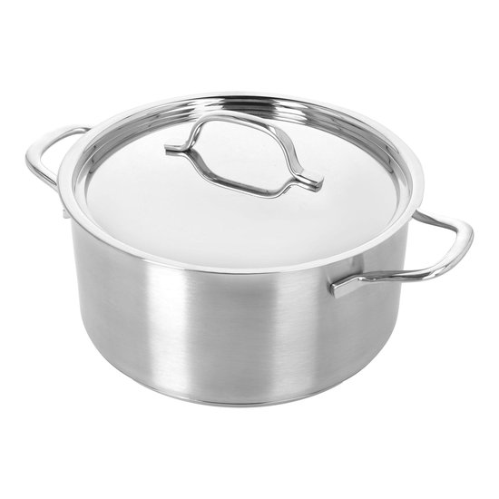 Une cocotte en acier inoxydable brillant avec deux poignées et un couvercle assorti avec poignée.