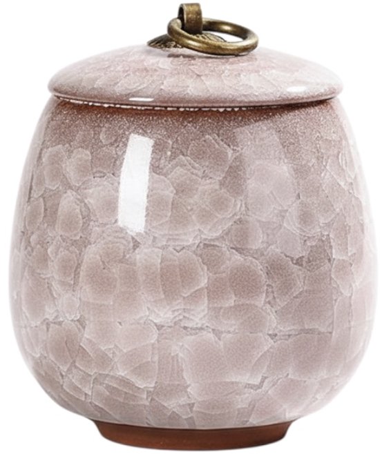 Lichtroze keramische mini-urn met gesloten deksel, textuur en gouden handvat, op een witte achtergrond.