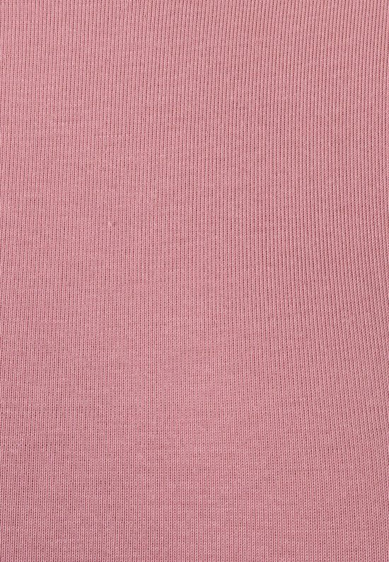 Roze stof met fijne verticale ribbels.