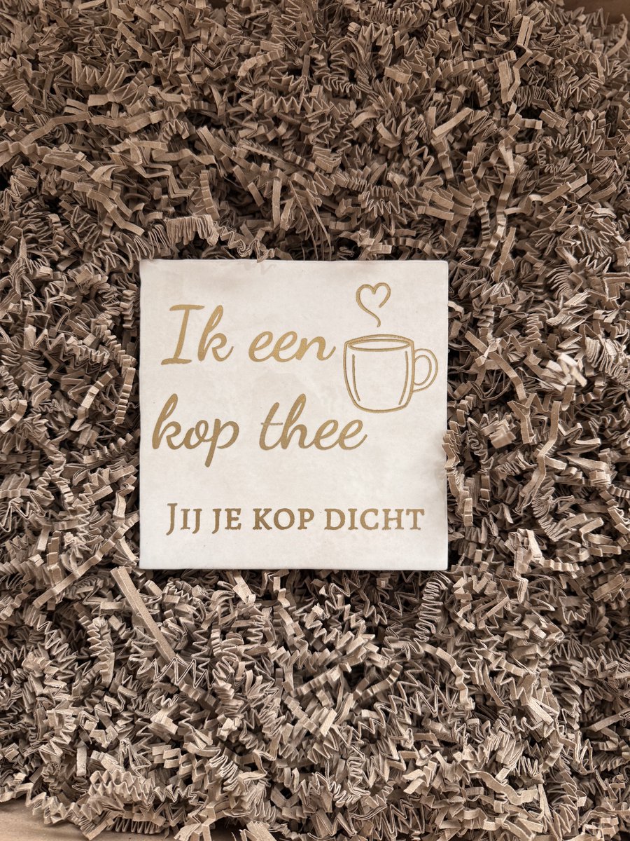 Studio Nihra Humor Tegeltje – Beige met Gouden Gravure “Ik een kop thee, jij je kop dicht” – 13 x 13 cm