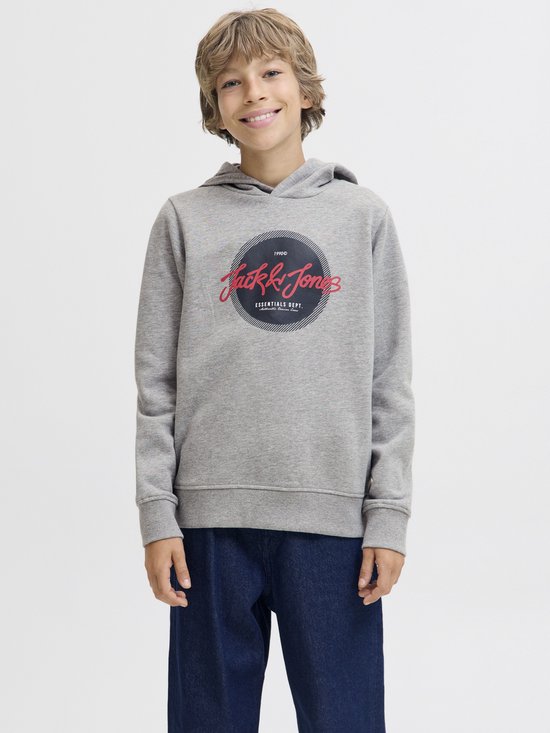 Jongens in grijze hoodie met ronde, donkerblauwe print met rode tekst "Jack & Jones".