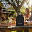 Zwarte wijnkoeler met "MÉMOIRE WINE ACCESSORIES" logo, met witte wijnfles tijdens een zomerse picknick met vrienden.