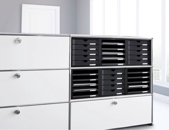 Zwarte archiefkasten met laden in een wit modulair systeem.