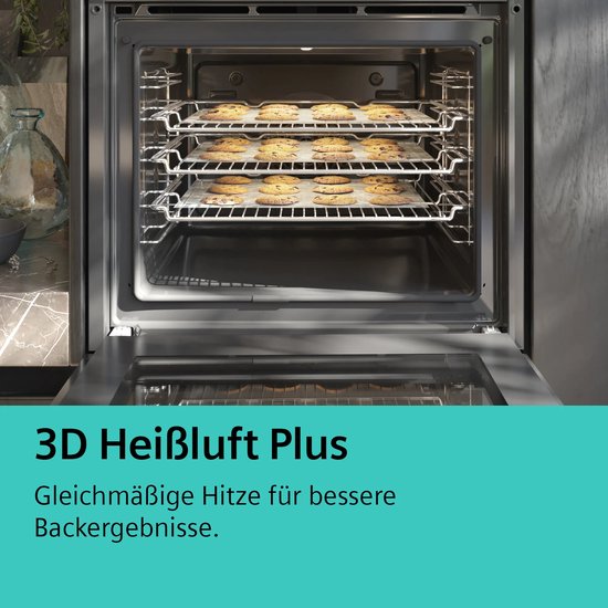 Zwarte inbouwoven met drie roosters vol koekjes.