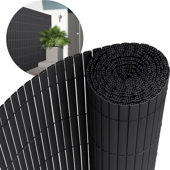 Donkergrijs PVC privacy scherm, opgerold, met een close-up van de textuur en een voorbeeld op een muur.