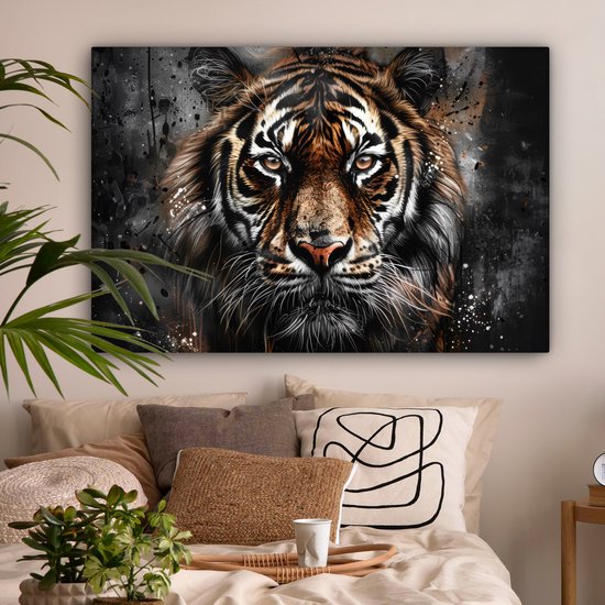 Un portrait de tigre sur toile est accroché au-dessus d'un lit avec des coussins.