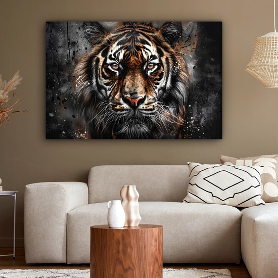 Un portrait de tigre sur toile est accroché au-dessus d'un canapé dans un salon.