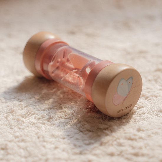Roze regenrammelaar met houten uiteinden en vlinder-decoratie van Little Dutch.