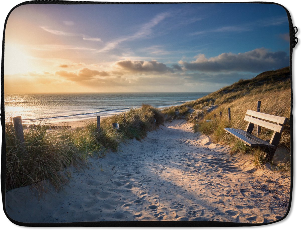 Laptophoes 17 inch - Zonsondergang - Strand - Duin - Gras - Bank - Laptop sleeve - Binnenmaat 41x28 cm - Zwarte achterkant