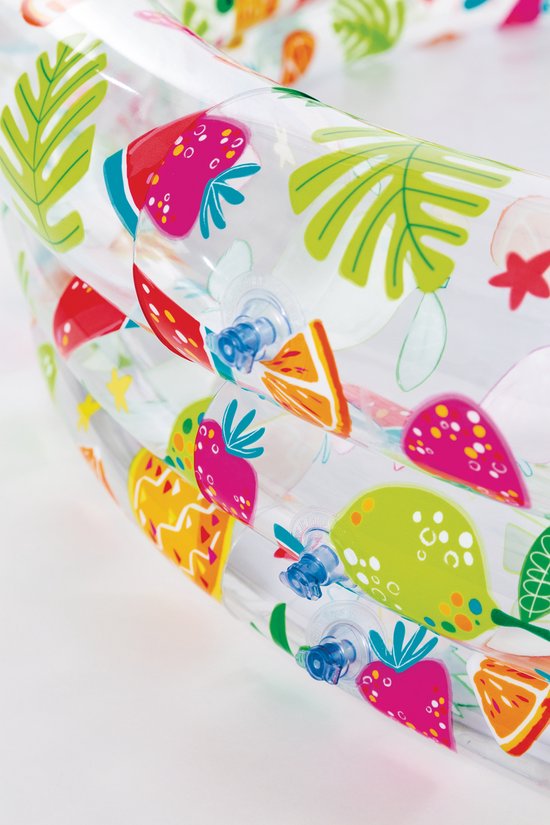 Detail van de opblaasbare rand van een zwembad met transparante lagen en kleurrijke fruitprints.