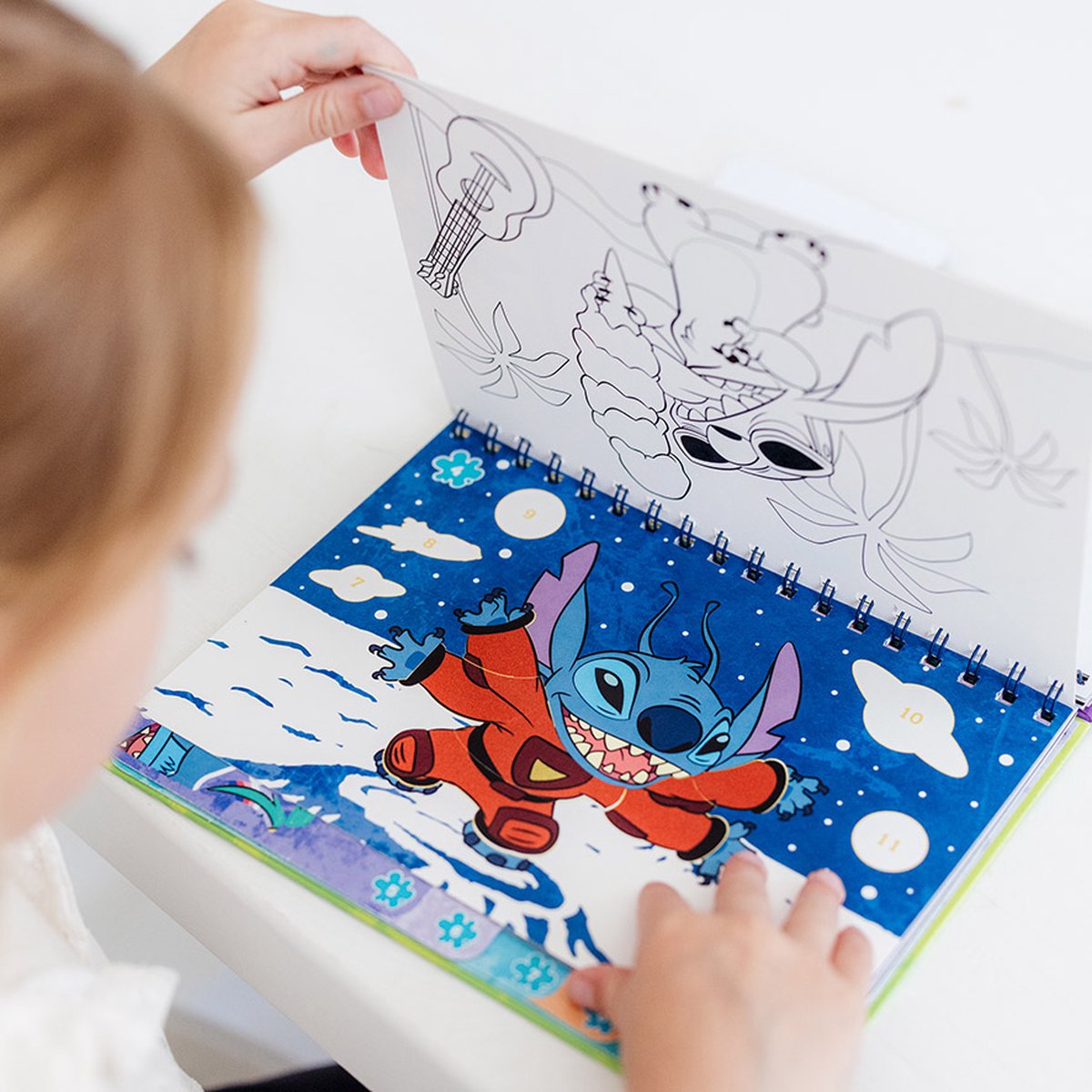 Disney Stitch sticker puzzelboek vakantieboek Totum - doeboek stickeren op nummer | educatief speelgoed meisjes en jongens vanaf 3 jaar sticker by number 25-delig cadeautip — afbeelding 3