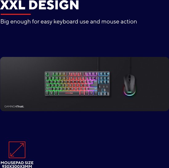 Zwarte XXL muismat met een gaming toetsenbord en muis. Tekst 'XXL DESIGN' en 'MOUSEPAD SIZE 930X300X3MM'.