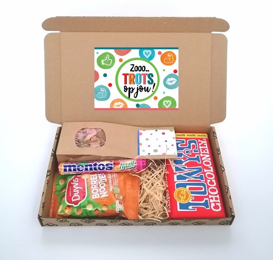 Foto: Trots op jou brievenbus cadeau geslaagd cadeau tony chocolonely melk duyvis borrelnootjes mentos fruit tum tum