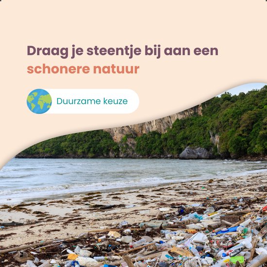 Een strand vol plastic afval, met de tekst 'Draag je steentje bij aan een schonere natuur' en 'Duurzame keuze'.