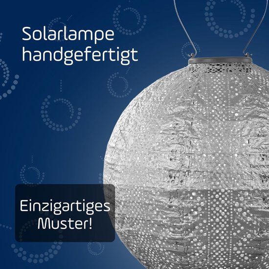Zilverkleurige, handgemaakte lampion met een uniek, decoratief perforatiepatroon.
