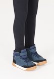 Model draagt blauwe ZIGZAG Aintam wandelschoenen en een zwarte legging.