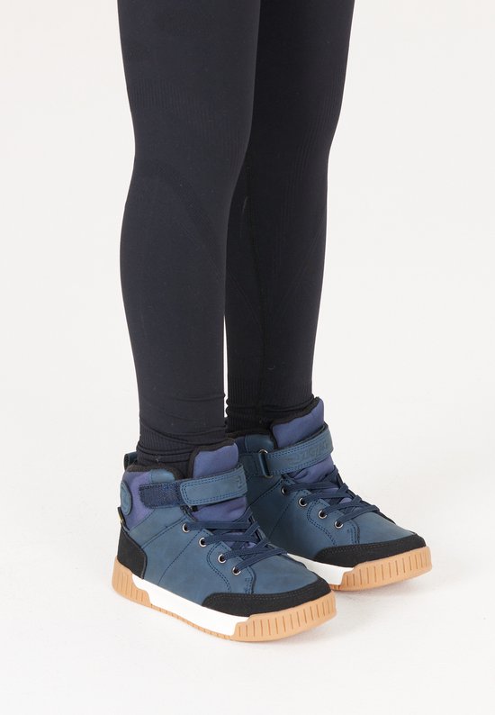 Model draagt blauwe ZIGZAG Aintam wandelschoenen en een zwarte legging.