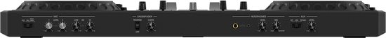 Achterkant van de zwarte Pioneer DDJ-REV5 DJ-controller met aansluitingen voor microfoon, hoofdtelefoon en aux.