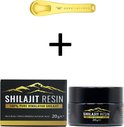 Zwarte doos en pot Shilajit Resin 20g met gouden berg-logo. Gouden lepel met tekst QURE SAFFRON ernaast. Plus-teken ertussen.