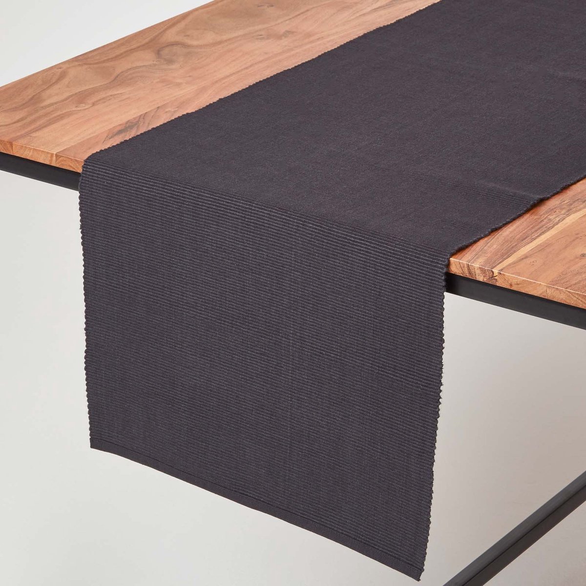 Homescapes tafelloper gemaakt van 100% katoen, zwart