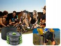 Kampeerset met pannenset, waterkoker, mokken en bestek, buiten bij een tent.