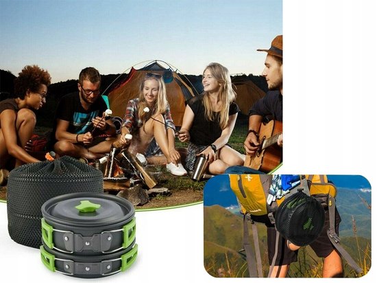 Kampeerset met pannenset, waterkoker, mokken en bestek, buiten bij een tent.