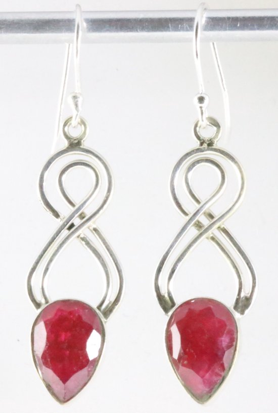 Boucles d'oreilles longues en argent ajouré avec rubis