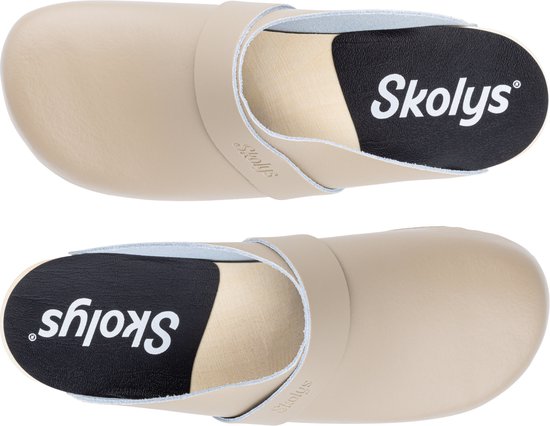 Bovenkant van twee beige Skolys klompen. Zwarte binnenzool met wit logo.