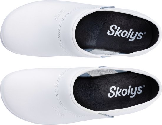 Bovenkant van twee witte Skolys klompen, met zwarte binnenzolen.