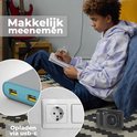 Jongetje zit op de grond met een boek. Inzet: Close-up van een powerbank met twee USB-poorten en een stopcontact. Tekst: "Makkelijk meenemen" en "Opladen via usb-c".