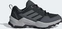 Zwart en grijs kinderschoen met veters en Adidas strepen.