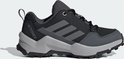 Zwarte wandelschoen voor kinderen met grijze Adidas strepen en Terrex logo op de hak.