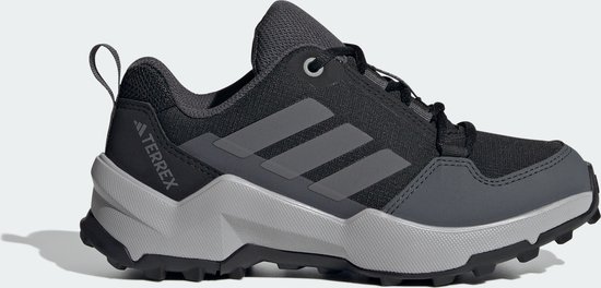 Zwarte wandelschoen voor kinderen met grijze Adidas strepen en Terrex logo op de hak.