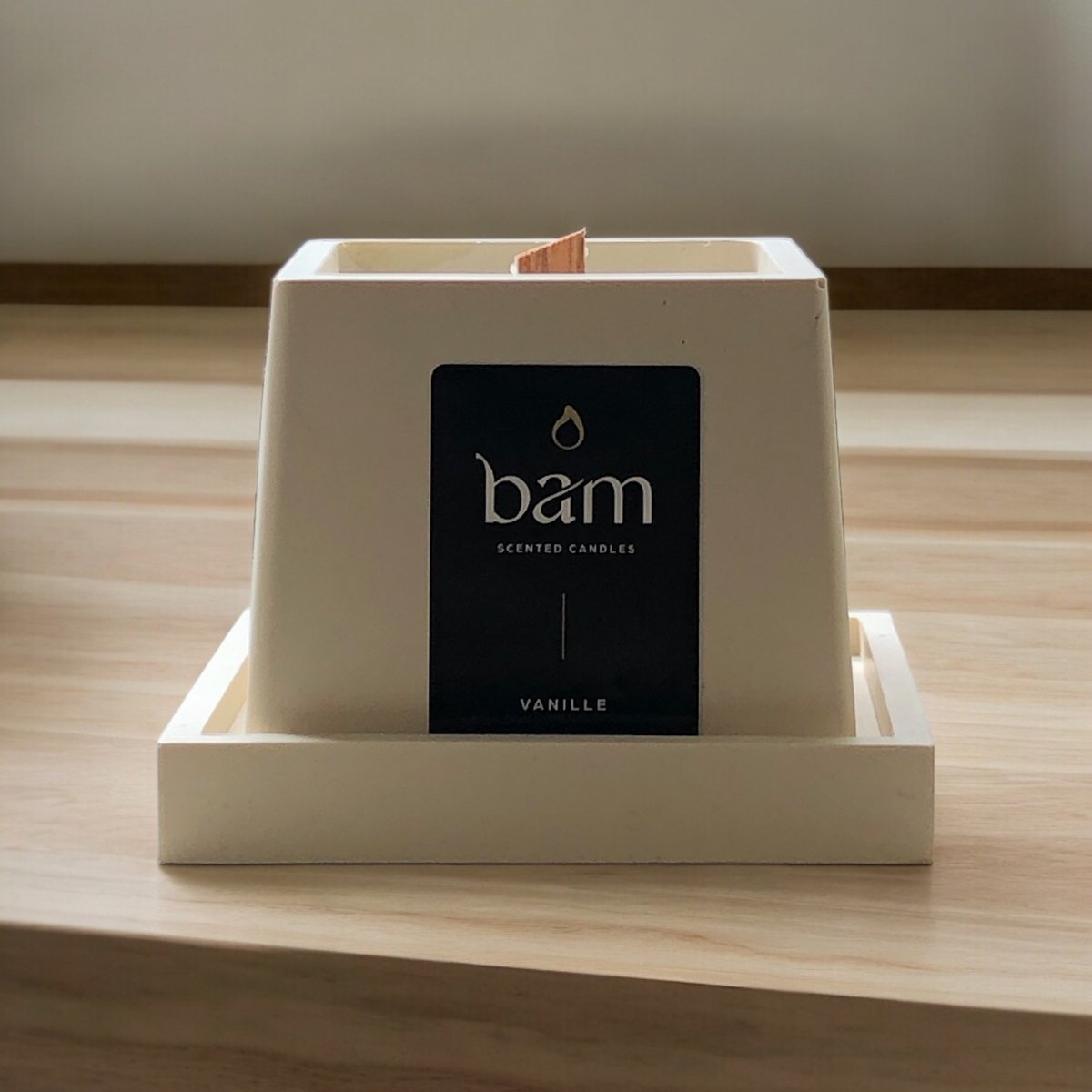 BAM Vanille Geurkaars met Houten Wiek – Lichtgeel Handgemaakt Potje met Schaal – Vegan Geurkaars van Natuurlijke Zonnebloemwas – 30 Branduren