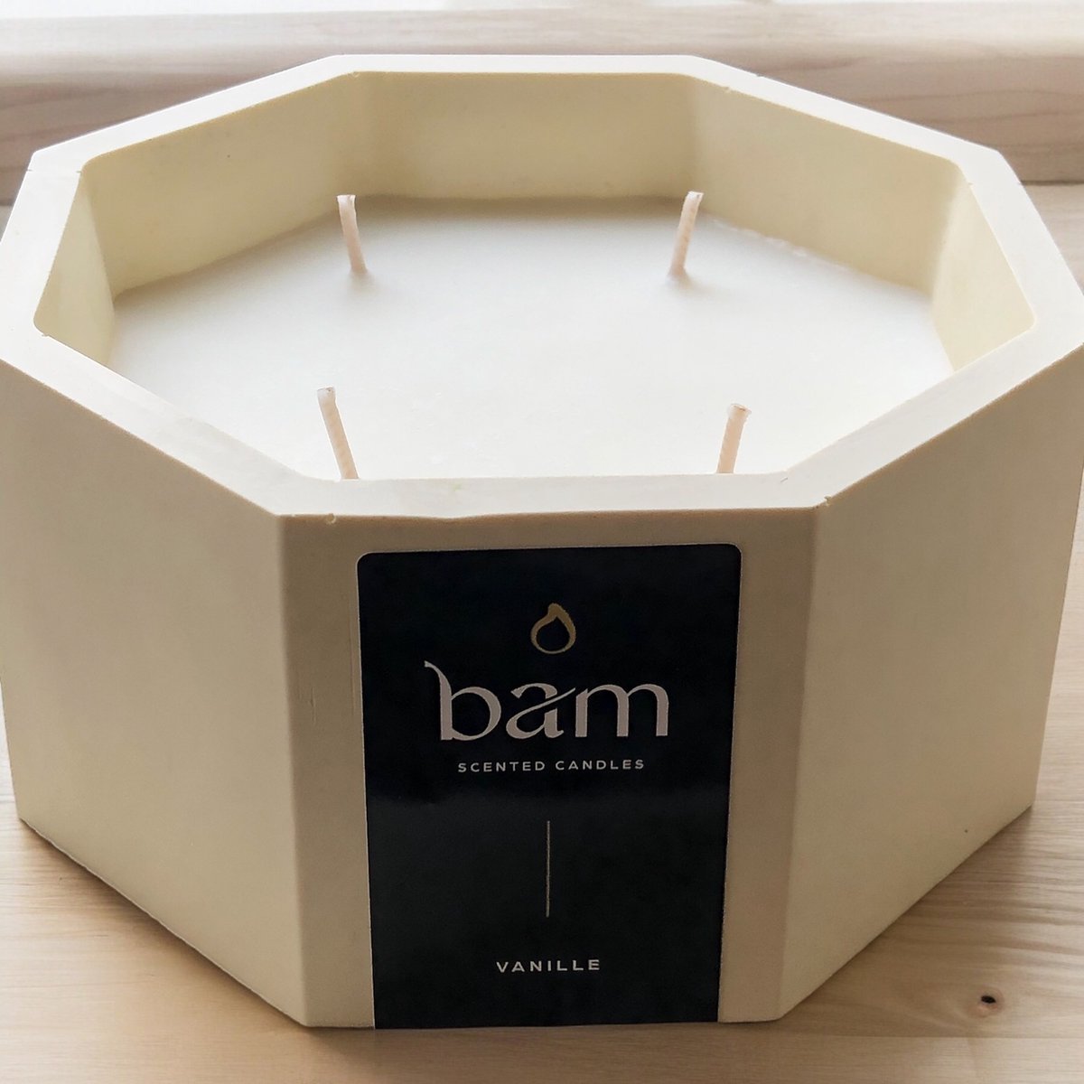 BAM Vanille geurkaars met 4 wieken in een lichtgeel handmade potje - 75 branduren (545g) -