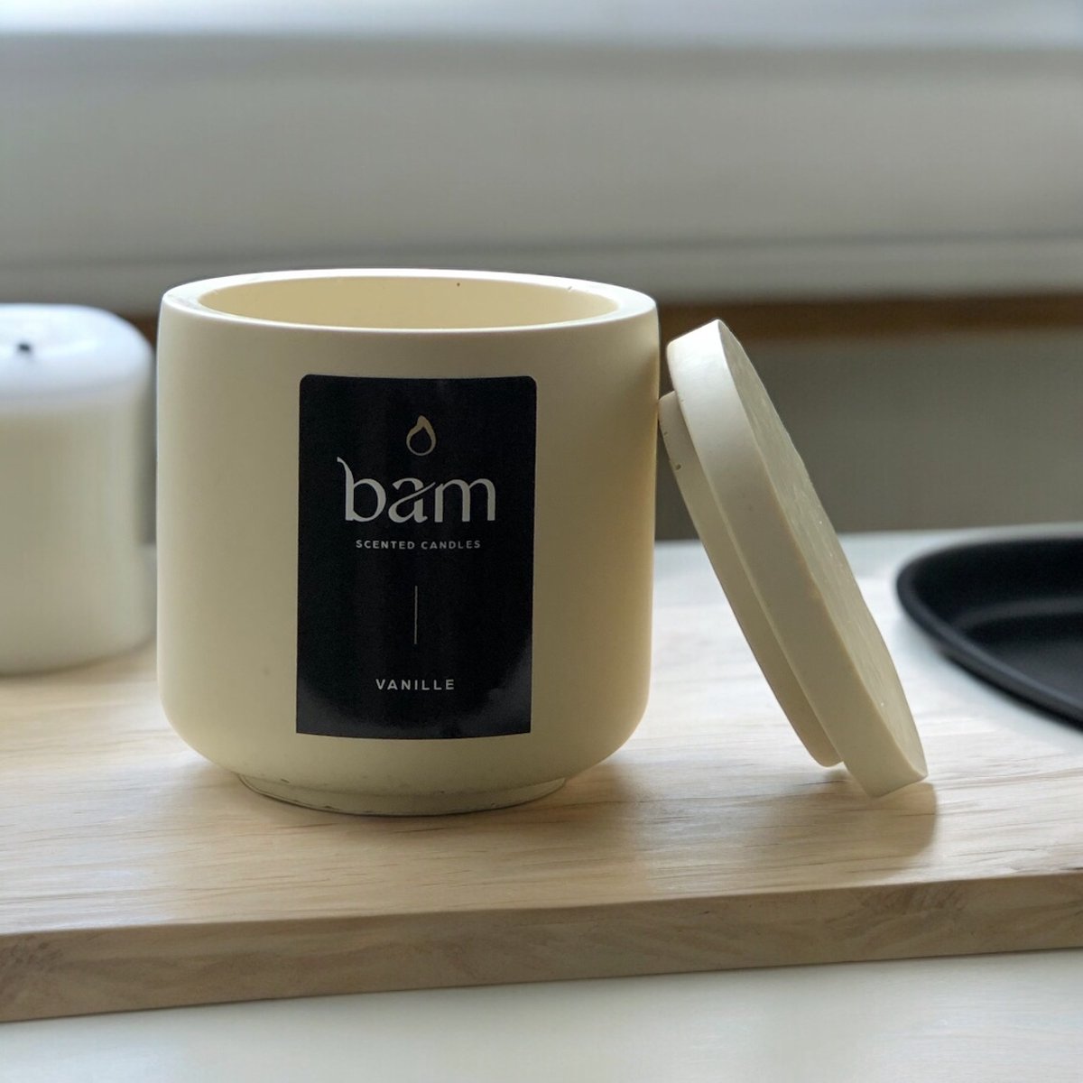 BAM Vanille geurkaars met houten wiek in een lichtgeel handmade potje - 35 branduren (140g) - cadeautip - geschenk - vegan