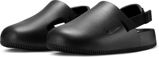 Zwarte Nike Clog met een band over de hiel en een gebogen neus. Nike logo op de zijkant.