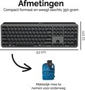 Afmetingen van een Smartify toetsenbord: 43 cm breed en 13 cm hoog, met een rugzak.