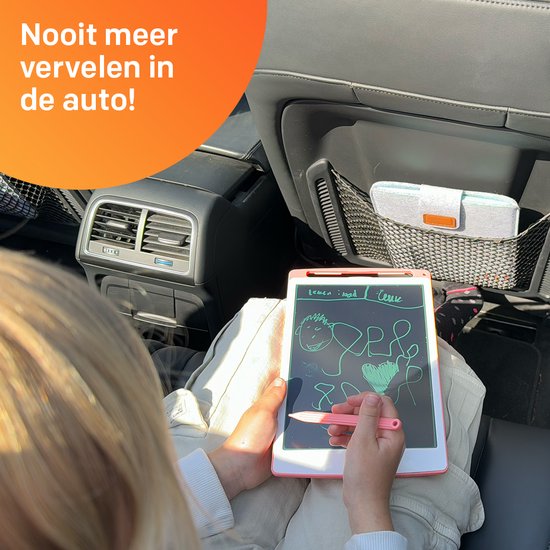 Een kind zit op de achterbank van een auto en tekent op een roze tekentablet.