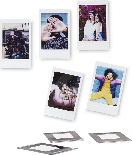 Een verzameling van vijf Instax foto's met mensen, waaronder een groep met gitaren en twee vrouwen die lachen.